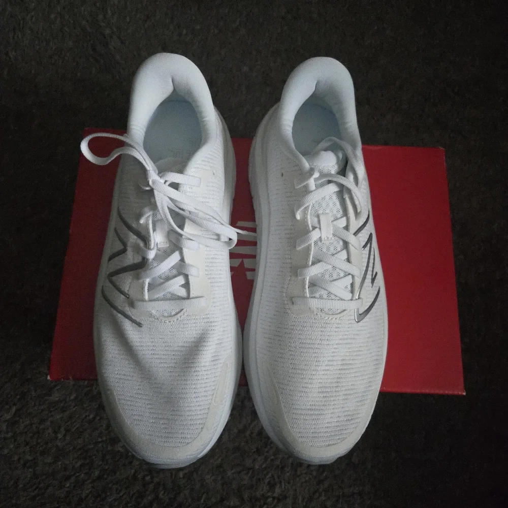 New Balance Women size 11 Fresh Foam Kaiha Rd White and Grey New 012025 - Picture 2 of 8